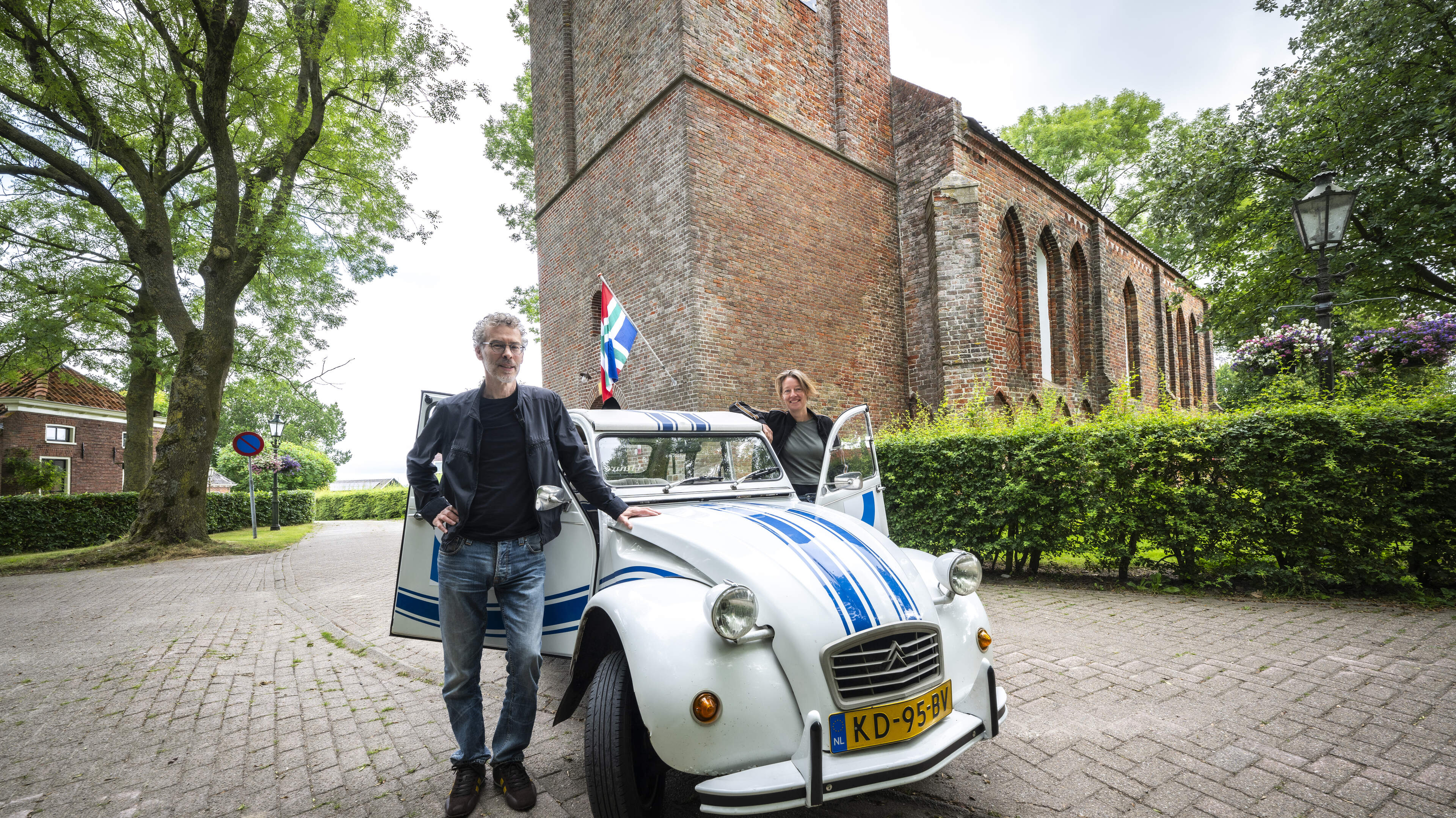’Je kan wel horen dat jullie er zijn’, zegt Luuk (62) als de Eend pruttelend in Krewerd aankomt